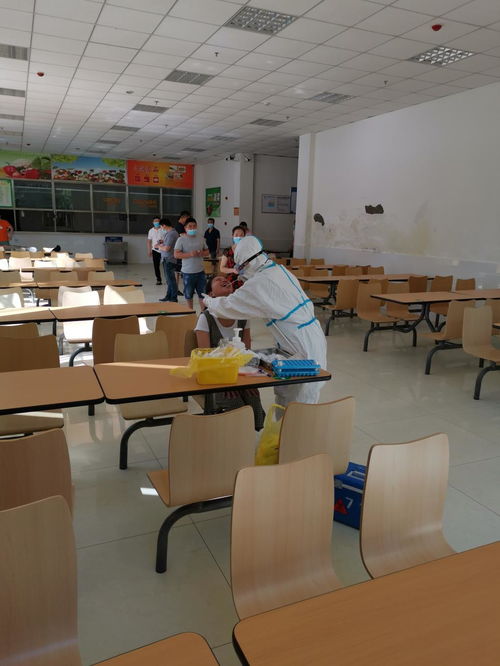 后勤服務(wù)集團(tuán)首批餐飲服務(wù)人員成功通過核酸檢測(cè)，筑牢餐飲安全防線